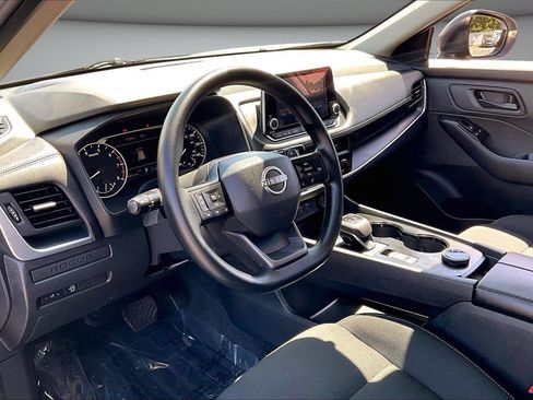 Used 2025 Nissan Rogue S AWD/4WD image 18