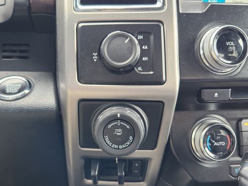Used 2016 Ford F150 Platinum w/ Equipment Group 701A Luxury AWD/4WD image 31