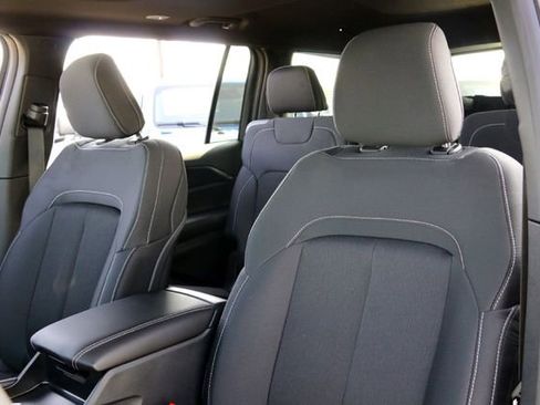 New 2025 Jeep Grand Cherokee L Laredo image 10