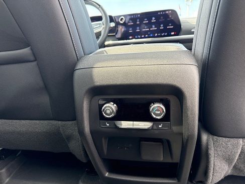 Used 2025 Chevrolet Traverse High Country w/ LPO, Floor Liner Package FWD image 18