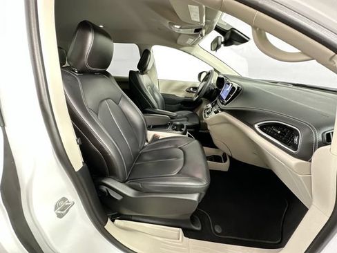 Used 2023 Chrysler Pacifica Touring-L FWD image 29