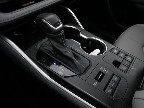 Certified 2023 Toyota Highlander XLE image 24