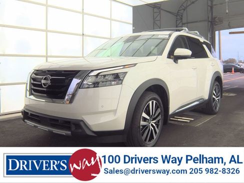 Used 2024 Nissan Pathfinder Platinum image 1