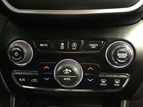 Used 2022 Jeep Cherokee Trailhawk image 28