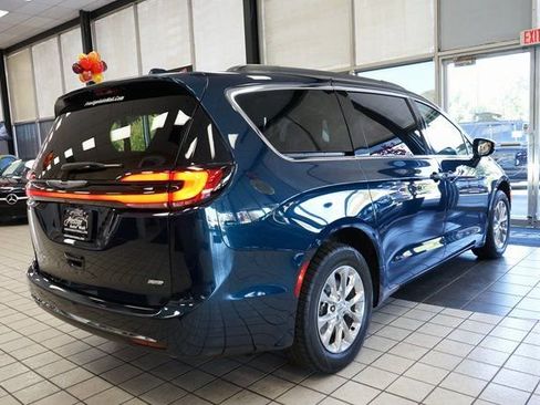 Used 2022 Chrysler Pacifica Touring-L image 16