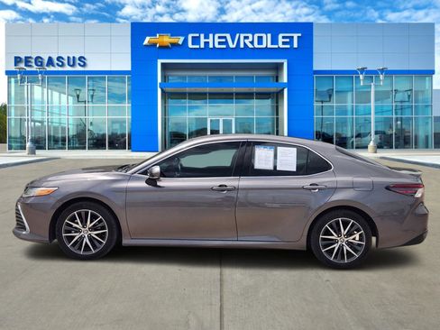 Used 2024 Toyota Camry XLE FWD image 3