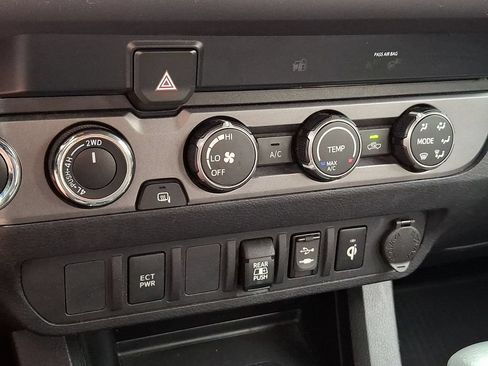 Used 2019 Toyota Tacoma TRD Sport w/ Four Season Floor Mat Package AWD/4WD image 15
