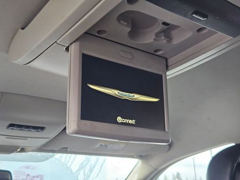 Used 2014 Chrysler Town & Country Touring image 28