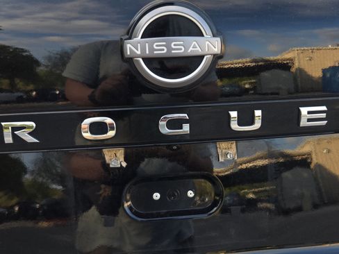 Used 2023 Nissan Rogue SL w/ SL Premium Package image 16