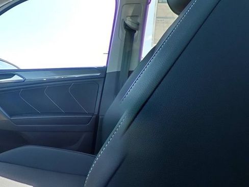 Used 2023 Volkswagen Tiguan SE w/ Panoramic Sunroof Package FWD image 29