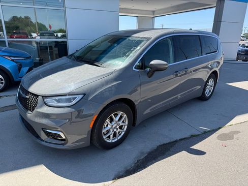 Used 2023 Chrysler Pacifica Touring-L FWD image 1