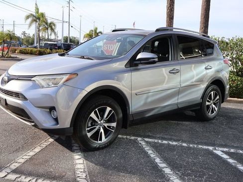 Used 2018 Toyota RAV4 XLE AWD/4WD image 3