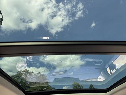 Used 2023 Volkswagen Tiguan SE w/ Panoramic Sunroof Package AWD/4WD image 17