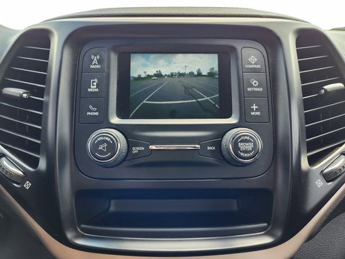Used 2018 Jeep Cherokee Latitude w/ Altitude Package image 19