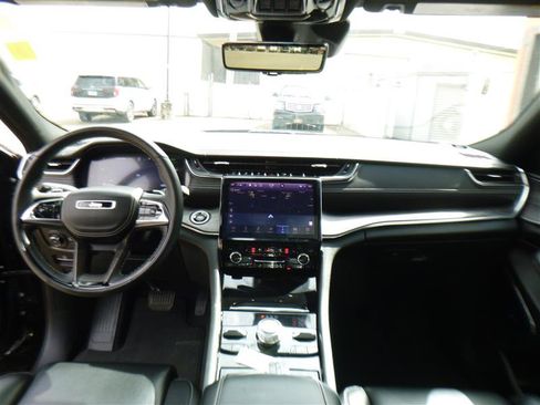 Used 2023 Jeep Grand Cherokee Overland w/ Advanced Protech Group III AWD/4WD image 9