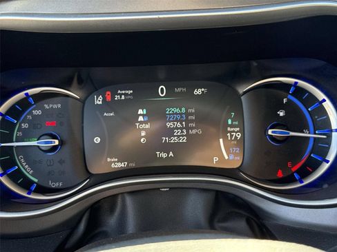 Used 2023 Chrysler Pacifica Touring-L FWD image 10