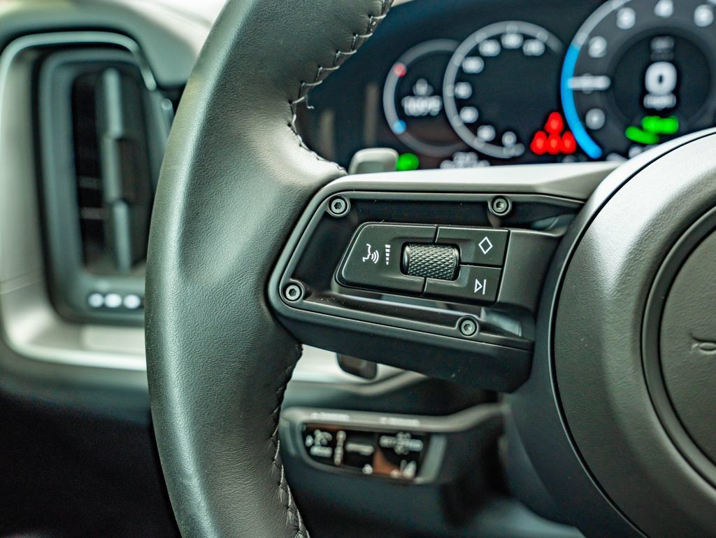 Certified 2025 Porsche Cayenne E-Hybrid Coupe AWD/4WD image 23