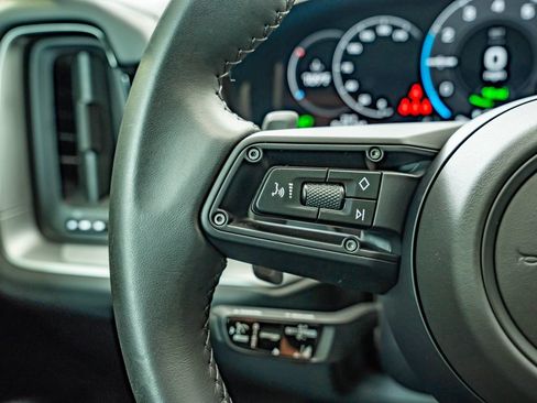 Certified 2025 Porsche Cayenne E-Hybrid Coupe AWD/4WD image 23