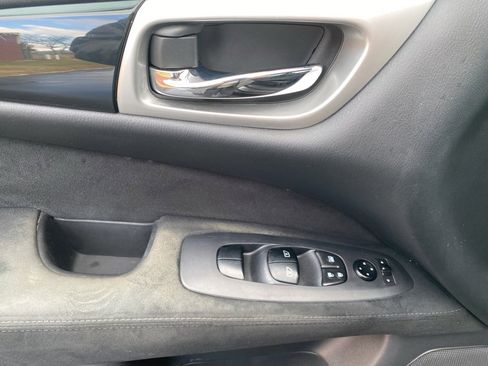 Used 2016 Nissan Pathfinder SV image 18