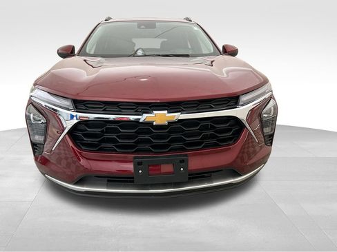 Used 2025 Chevrolet Trax LT w/ LT Convenience Package FWD image 9