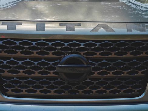 Used 2019 Nissan Titan SV w/ SV Convenience Package RWD image 25