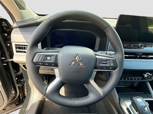 New 2025 Mitsubishi Outlander SE image 11