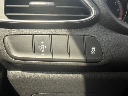 Used 2019 Hyundai Elantra GT FWD image 17