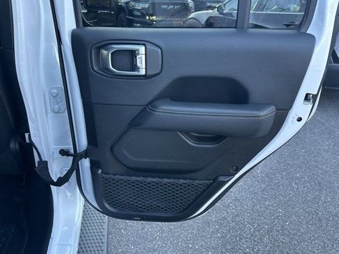 Used 2018 Jeep Wrangler Unlimited Sahara image 21