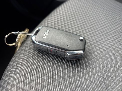 Used 2025 Kia Soul LX w/ LX Technology Package FWD image 21