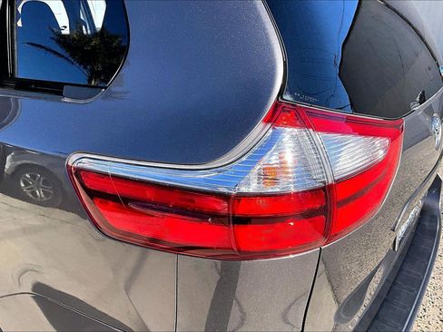 Used 2019 Toyota Sienna XLE image 31