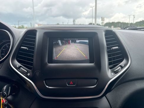 Used 2019 Jeep Cherokee Latitude w/ Popular Appearance Group FWD image 23