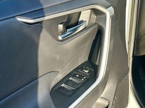 Used 2021 Toyota RAV4 XLE w/ Convenience Package image 17