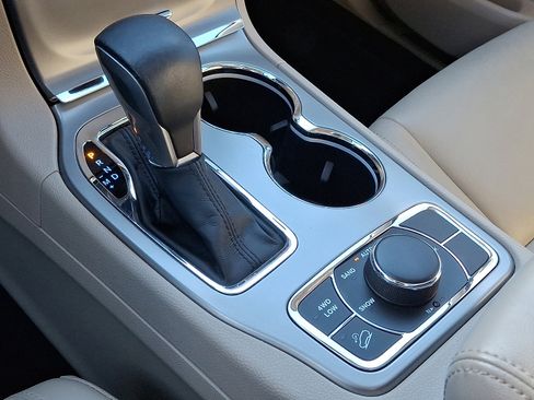 Used 2021 Jeep Grand Cherokee Limited image 17