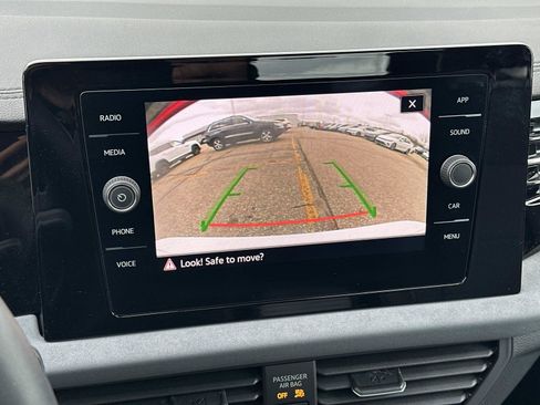 Used 2025 Volkswagen Jetta SE image 30