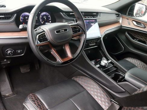 Used 2025 Jeep Grand Cherokee Summit image 13