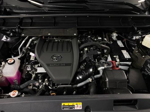 Used 2024 Toyota Highlander XLE FWD image 13