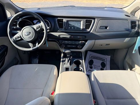 Used 2019 Kia Sedona LX image 15