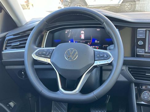 Certified 2024 Volkswagen Jetta SE w/ Panoramic Sunroof Package image 8