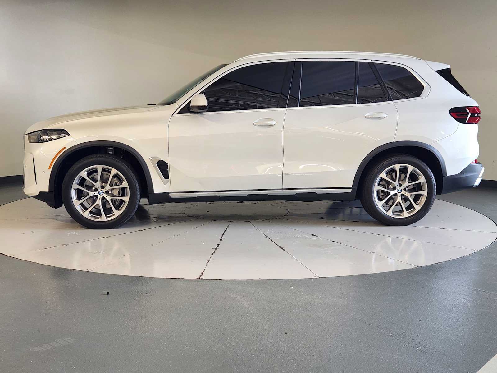Used 2024 BMW X5 xDrive40i w/ Parking Assistance Package AWD/4WD image 5