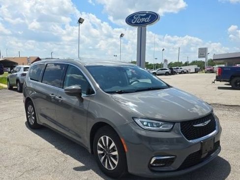 Used 2023 Chrysler Pacifica Touring-L FWD image 1