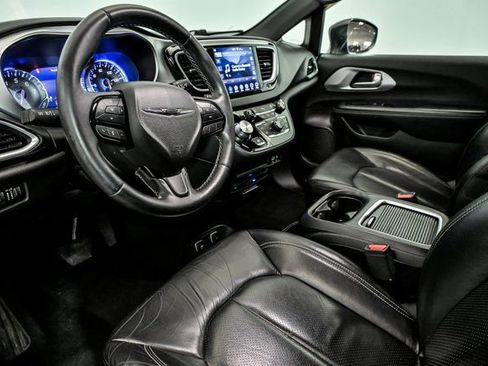 Used 2018 Chrysler Pacifica Touring-L Plus image 9