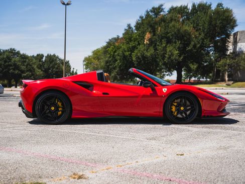 Used 2021 Ferrari F8 Tributo RWD image 3