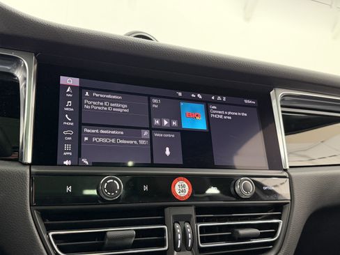 Certified 2025 Porsche Macan image 39