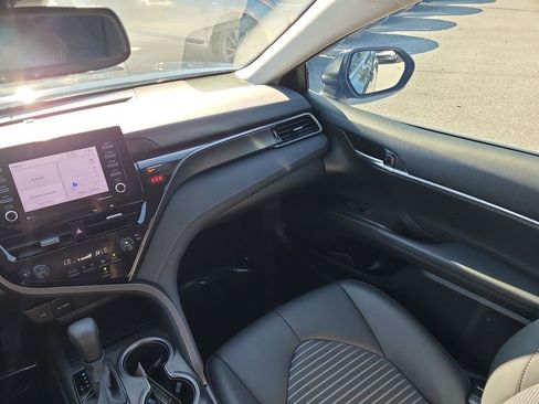 Used 2024 Toyota Camry SE image 3