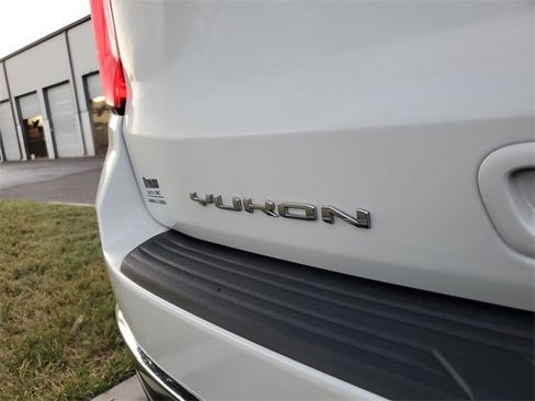 Used 2024 GMC Yukon XL SLT w/ SLT Luxury Package image 7