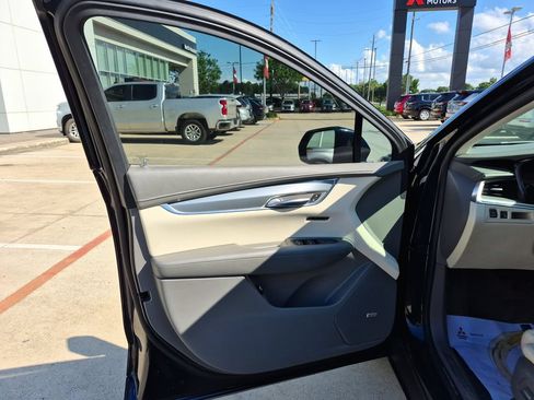 Used 2017 Cadillac XT5 Luxury FWD image 16