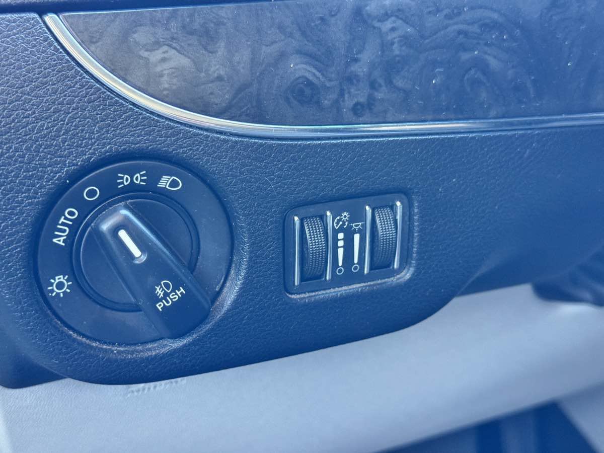 Used 2016 Chrysler Town & Country Touring FWD image 42