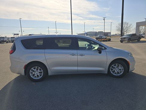 New 2026 Chrysler Pacifica Select image 17