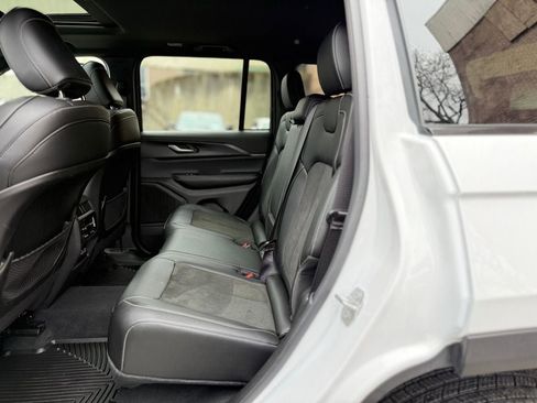 Used 2025 Jeep Grand Cherokee Altitude AWD/4WD image 25