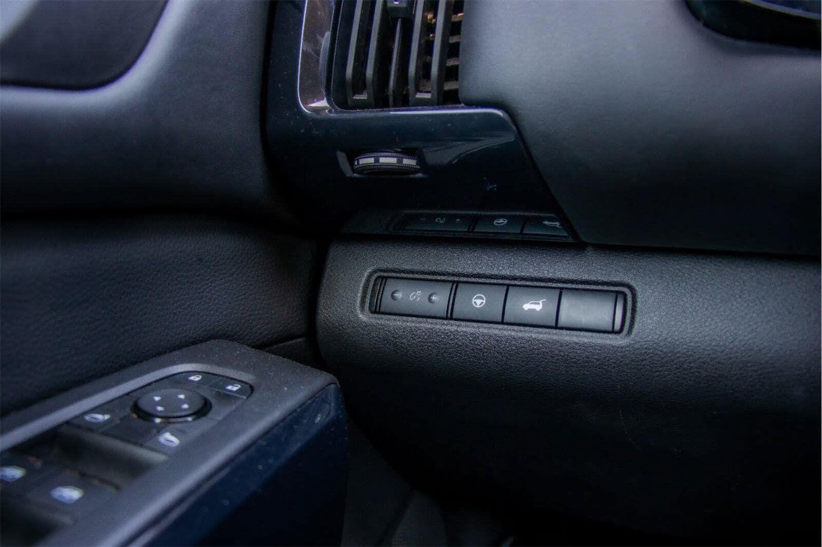 Used 2025 Nissan Pathfinder SV FWD image 16